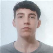 Actual estudiante, con bachillerato, crecido rodeado de niños